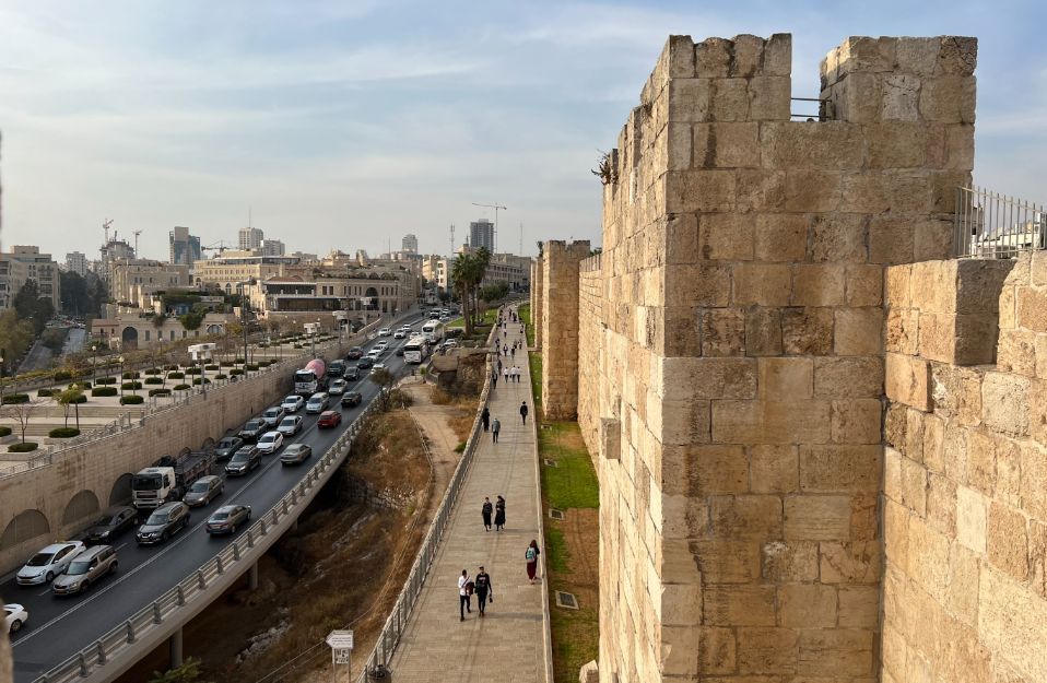 צילום של ירושלים של מעלה: סיור על טיילת החומות הצפונית
