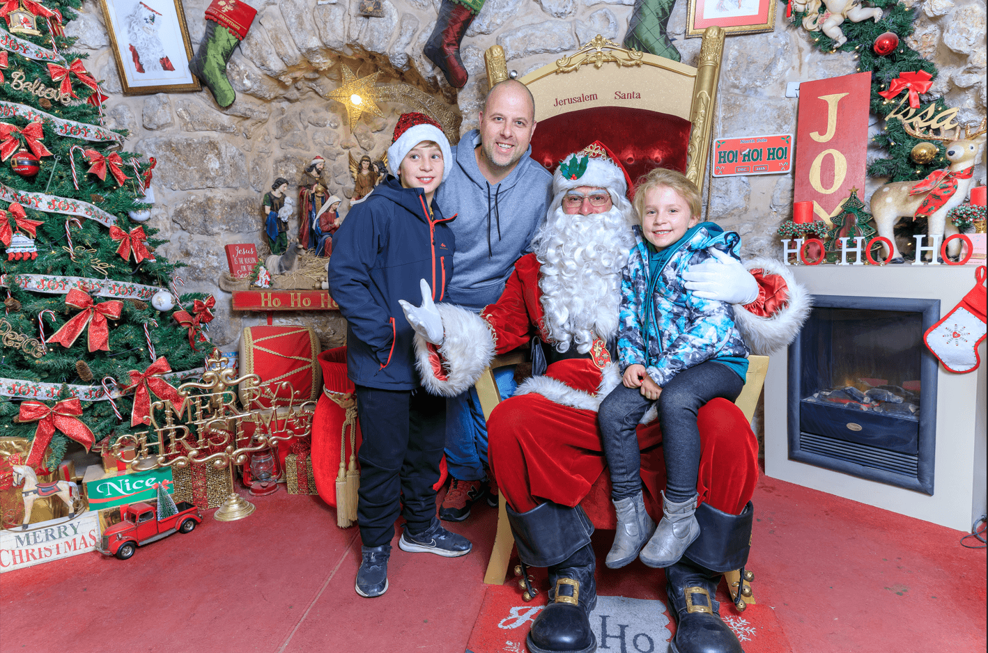 Foto von Ho Ho Ho! Willkommen im Haus des Weihnachtsmanns im Heiligen Land