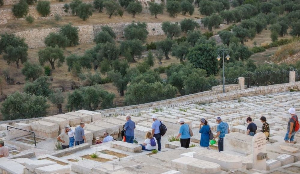 צילום של עולים ומסיירים בהר הזיתים