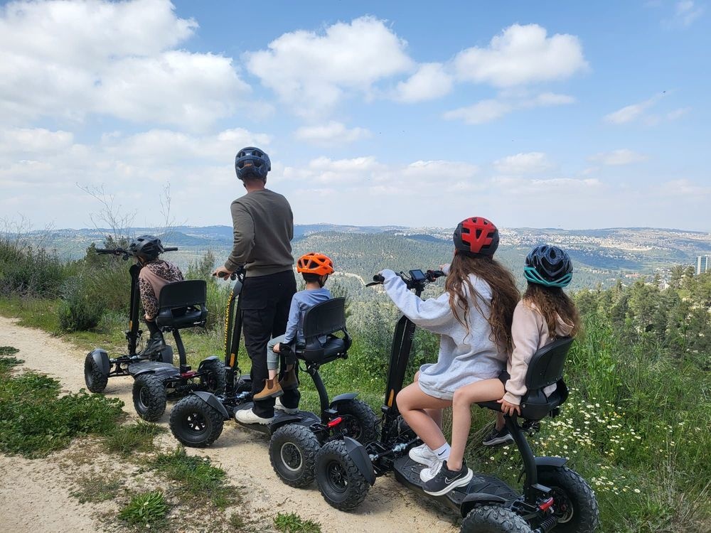 סיור קטנוע שטח משפחתי של מצוק, נוף פנורמי של הרי ירושלים.jpeg