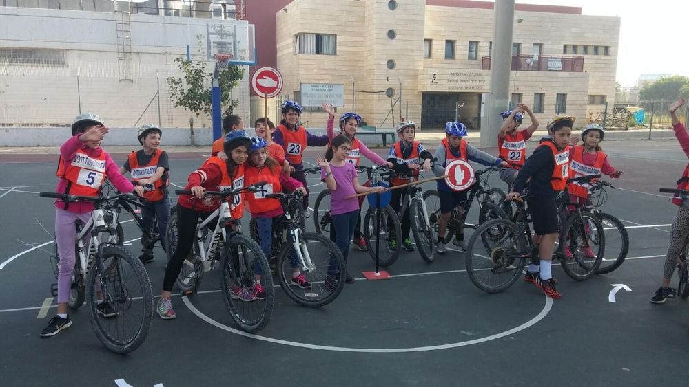 מצוק אימון בטיחות אופני ילדים בחצר בית ספר.jpg