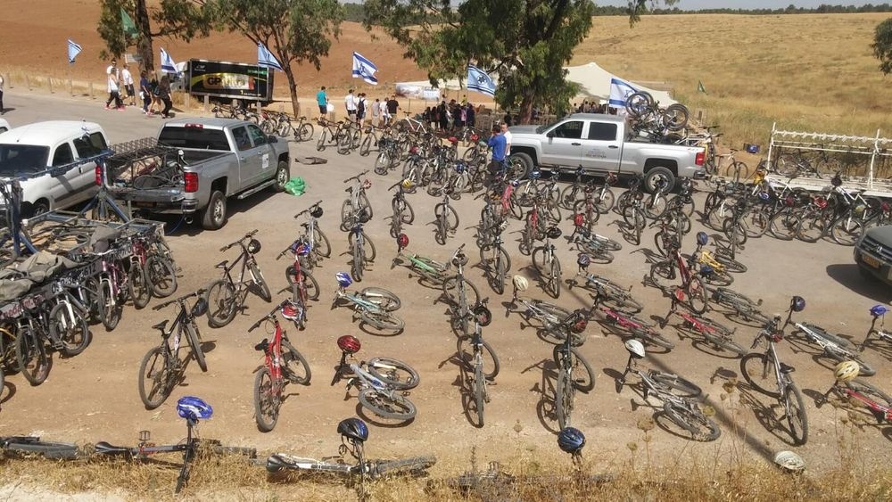 אירוע רכיבה על אופניים בקנה מידה גדול של מצוק עם אופניים חונים במתחם החיצוני.jpg