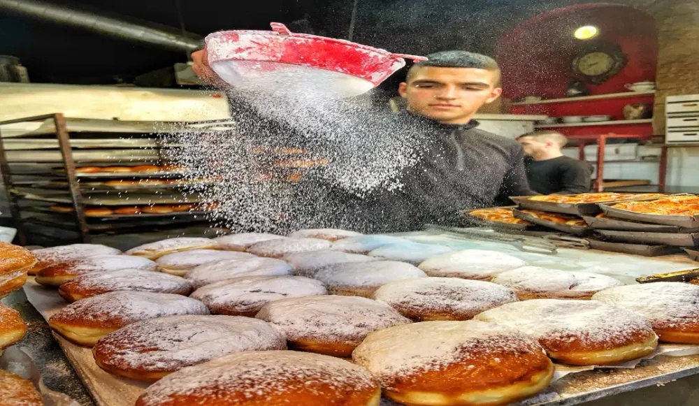 Sufganiyot – Eine Bäckerei, die die Donuts zubereitet, die traditionell zu Chanukka gegessen werden
