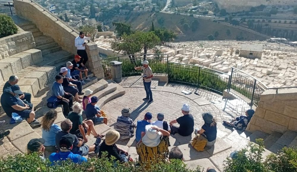 צילום של עולים ומסיירים בהר הזיתים