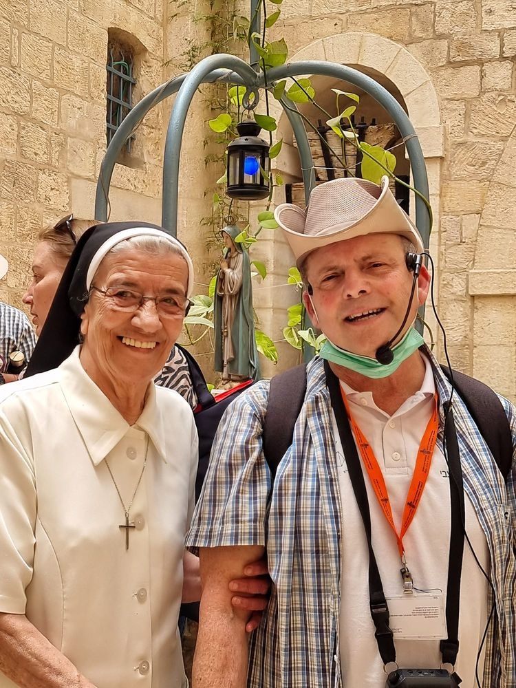 צילום של "חג החגים המוארים בירושלים של קדושה: נר שמיני של חנוכה, "הנוביגוד" ו"הקריסמס