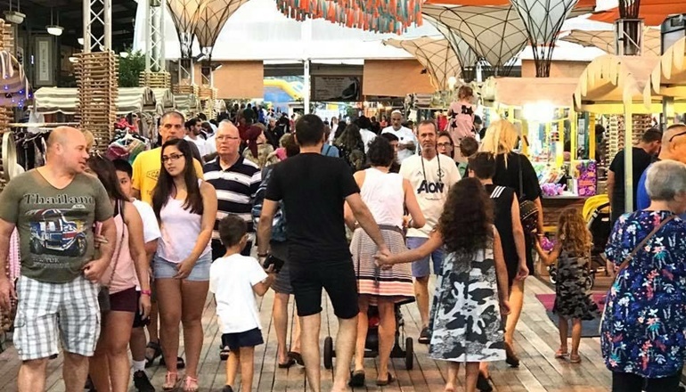 צילום של שווקים וירידים בתחנה הראשונה