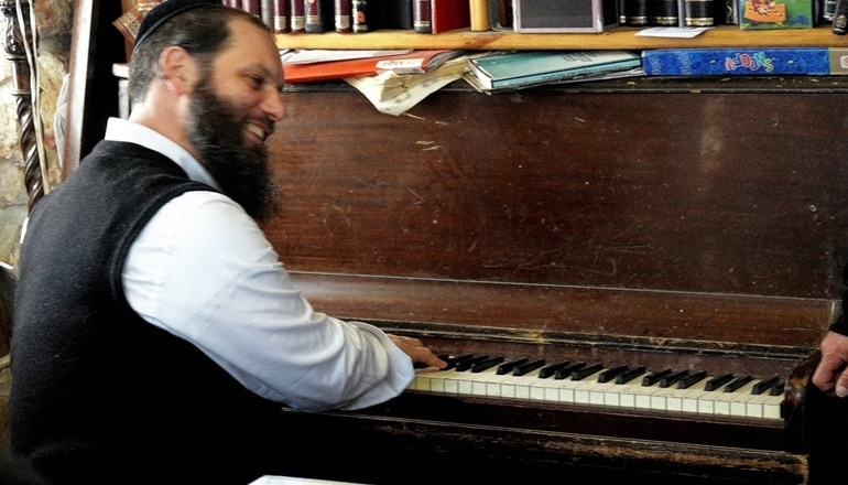 צילום של פיוטנות ומוסיקה בשכונות העדות של ירושלים