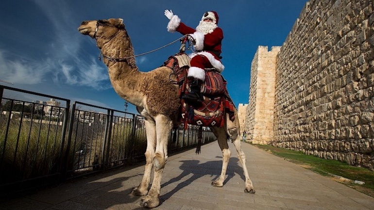 צילום של הו הו הו! ברוכים הבאים לבית סנטה בארץ הקודש