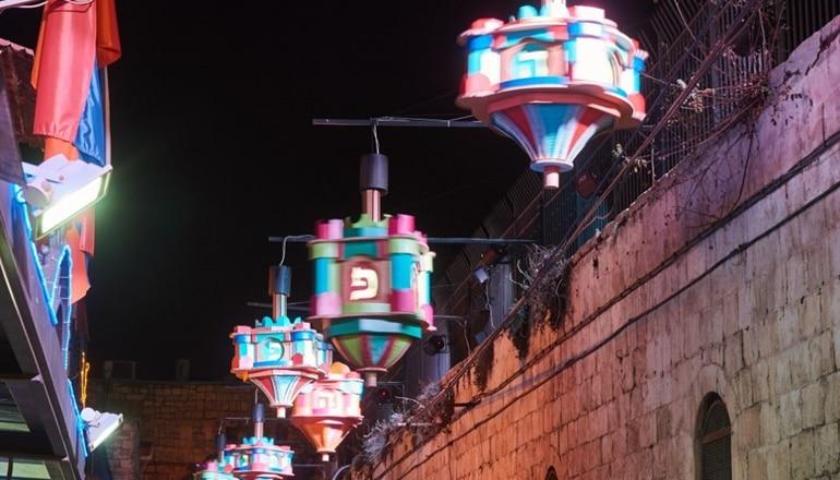 סיור חנוכיות עצמאי בירושלים: חוויה לכל המשפחה