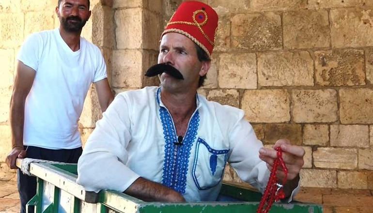 מוטל והכותל: סיור עצמאי עם שחקן בסמטאות העיר העתיקה