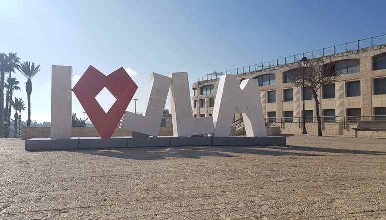 צילום של חפש את המטמון: משחק עצמאי ברחוב יפו בירושלים