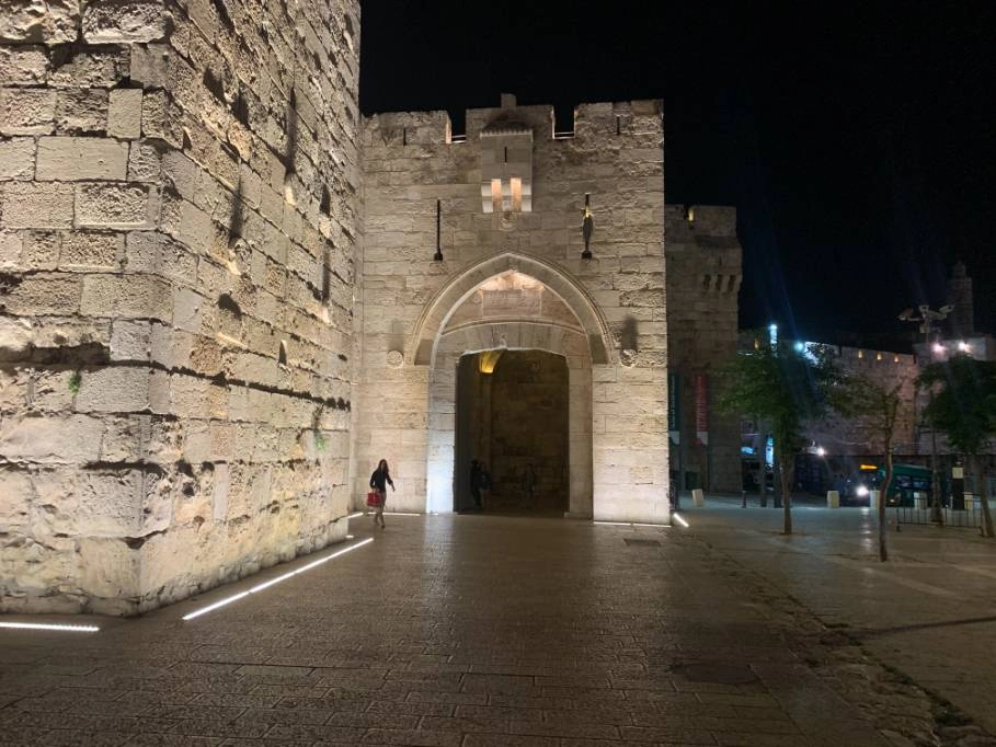 צילום של אנשים וחומות: משחק לילי לקבוצות בירושלים מבית