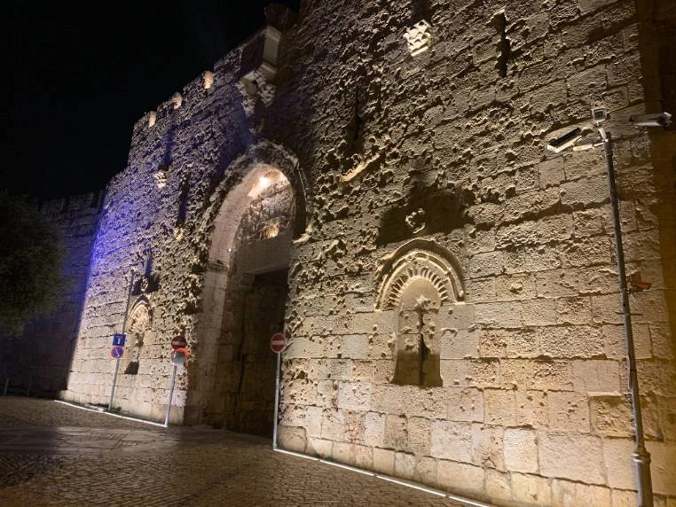 צילום של אנשים וחומות: משחק לילי לקבוצות בירושלים מבית