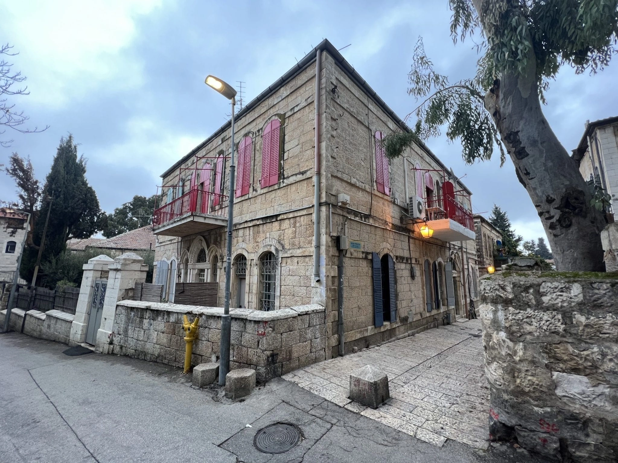 צילום של בין ארמונות לפנתרים: סיור בשכונת מוסררה עם ירושלים מחוץ לקופסה