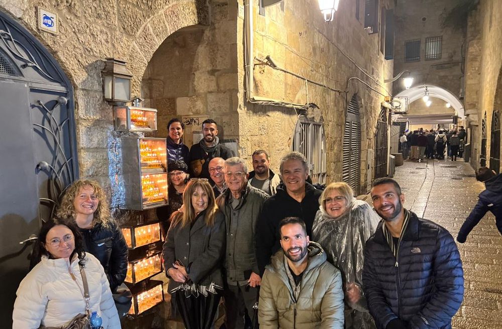 ירושלים של אור: סיור חנוכיות בעיר העתיקה עם ירושלים מחוץ לקופסה